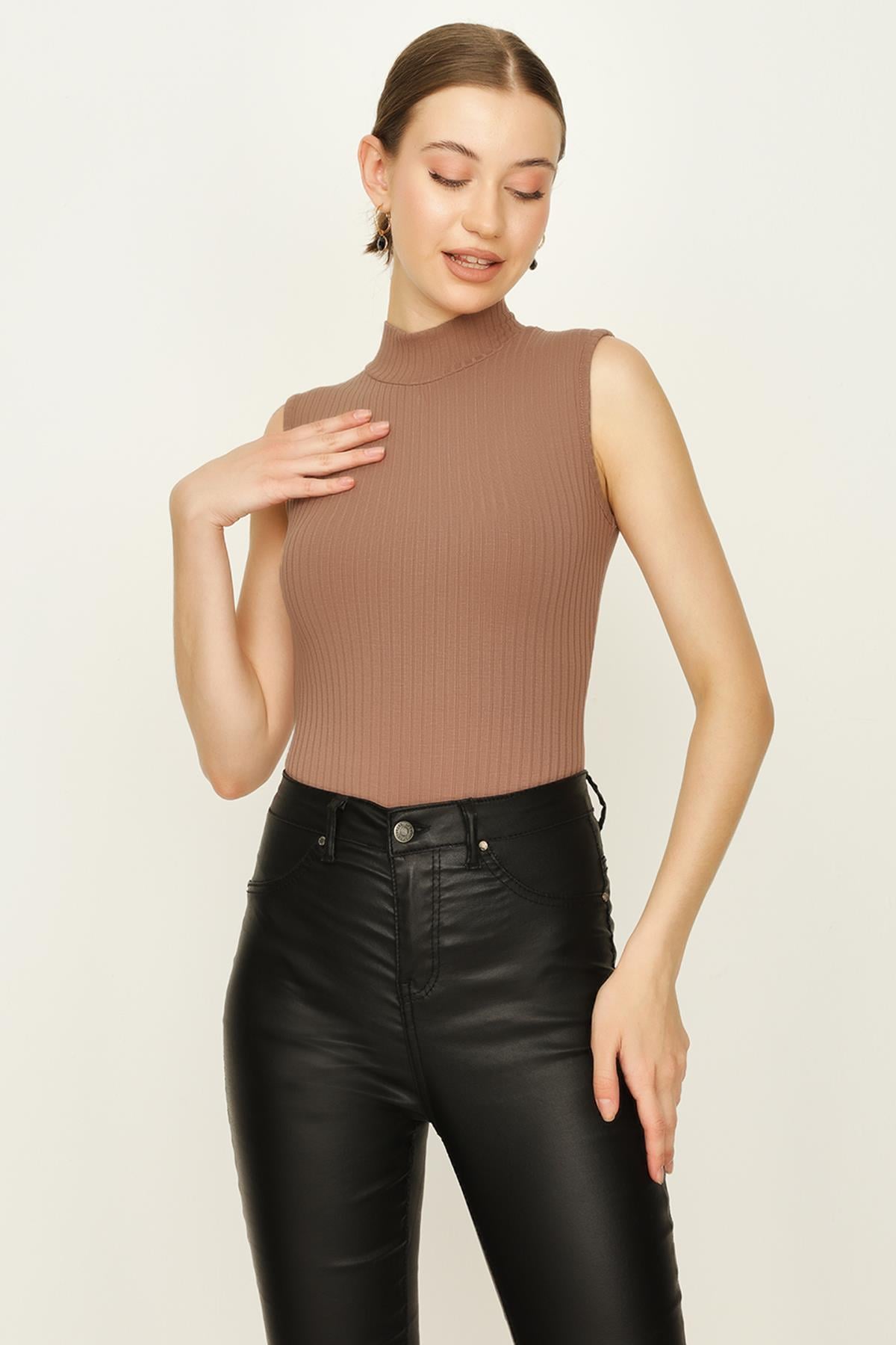 Kadın Balıkçı Yaka Kolsuz Alttan Çıtçıtlı Body · 213