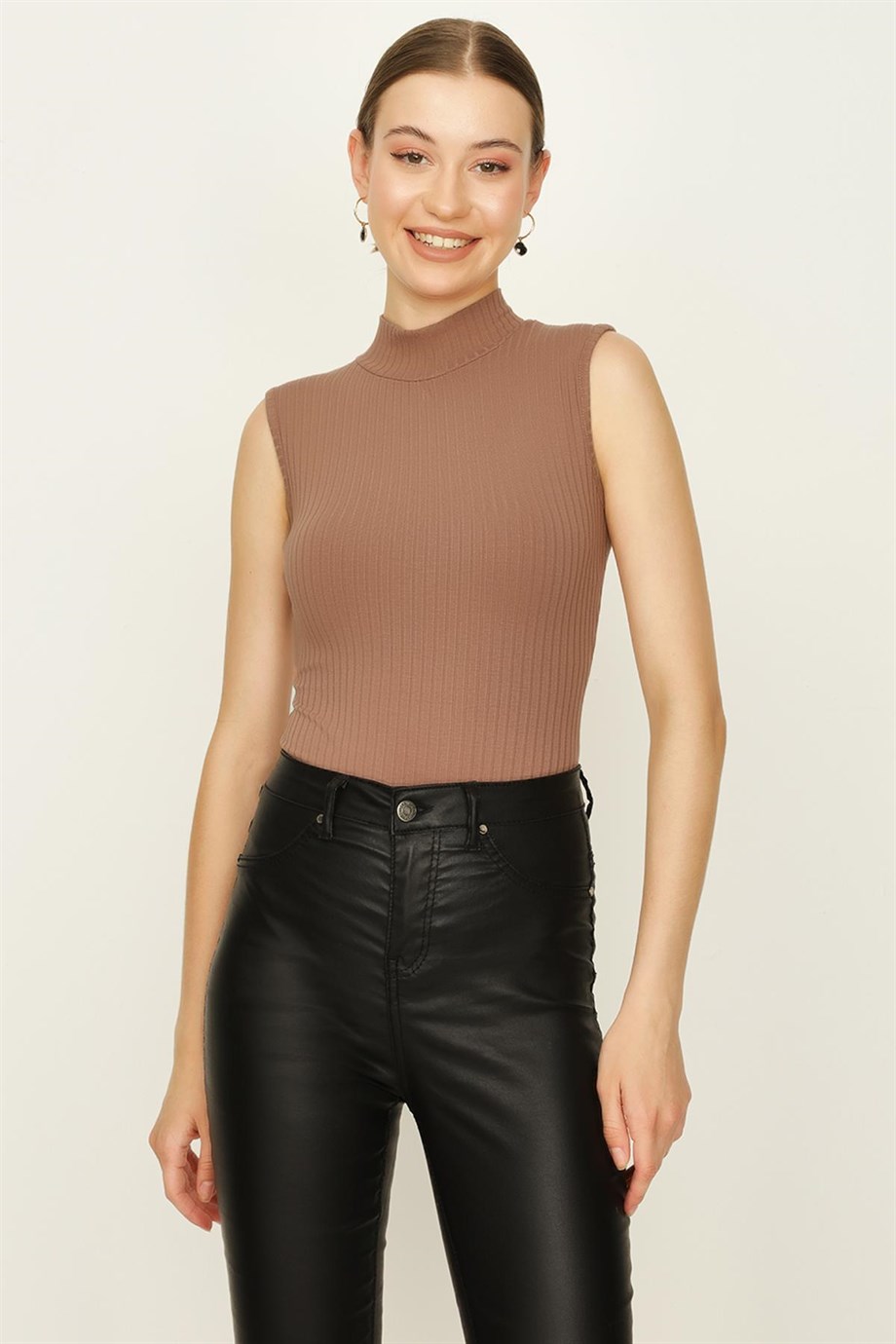 Kadın Balıkçı Yaka Kolsuz Alttan Çıtçıtlı Body · 512