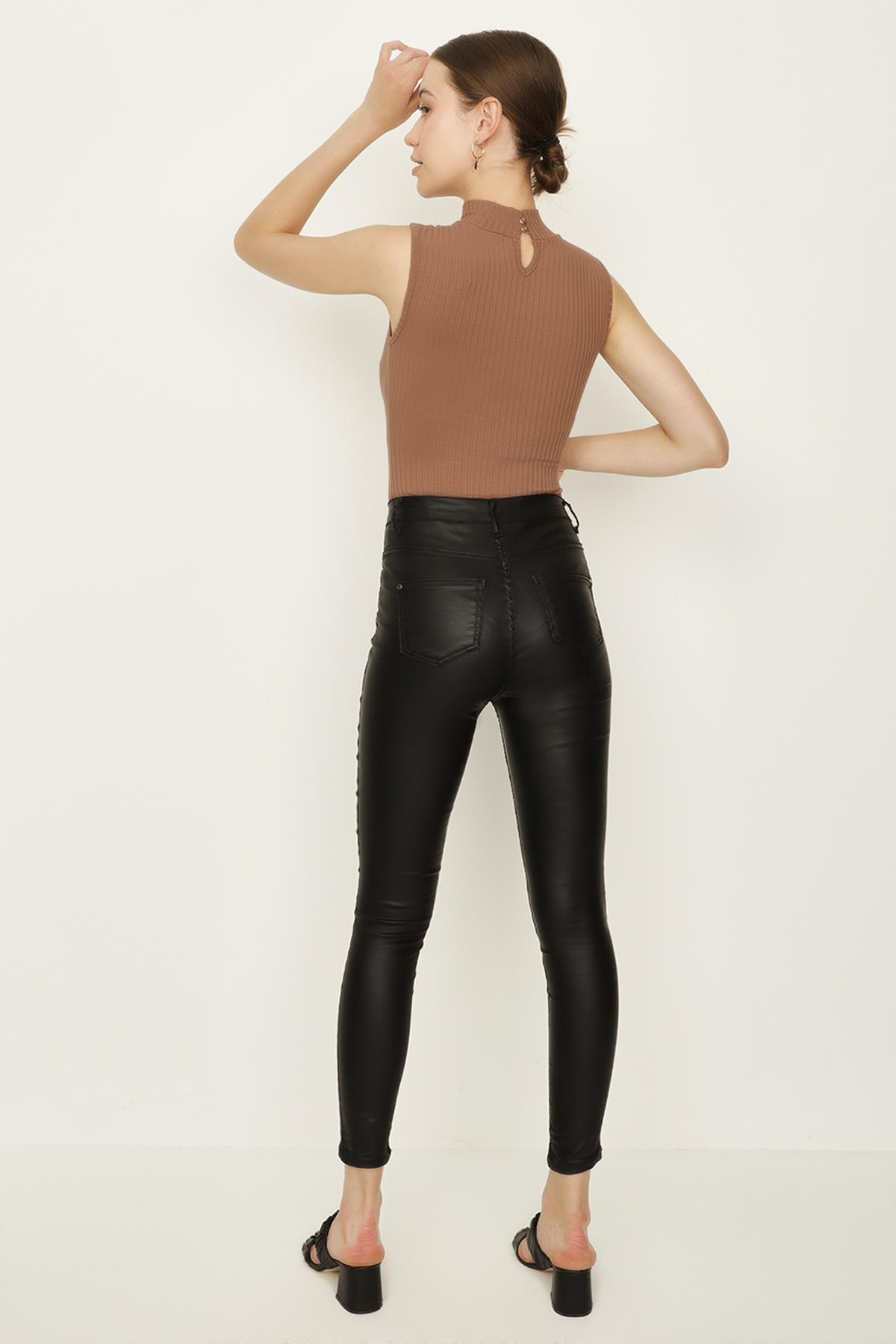 Kadın Balıkçı Yaka Kolsuz Alttan Çıtçıtlı Body · 292