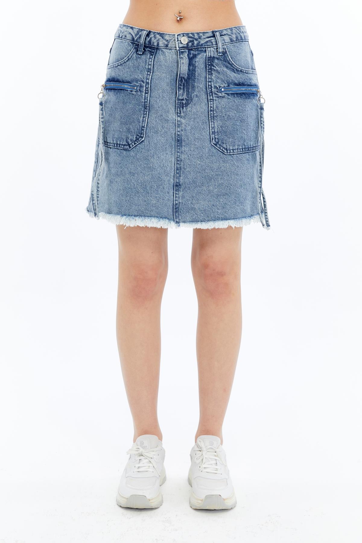 Kadın Denim Yüksek Bel Altı Saçaklı Arkadan Cepli Önü Fermuar Detaylı Mini Etek · 5