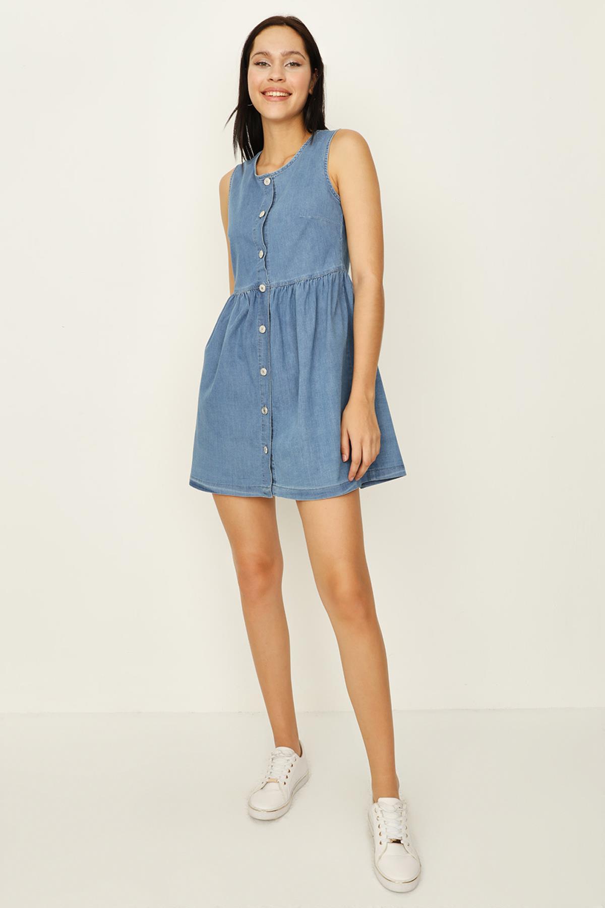 Kadın Önden Düğmeli Eteği Volanlı Denim Elbise · 33