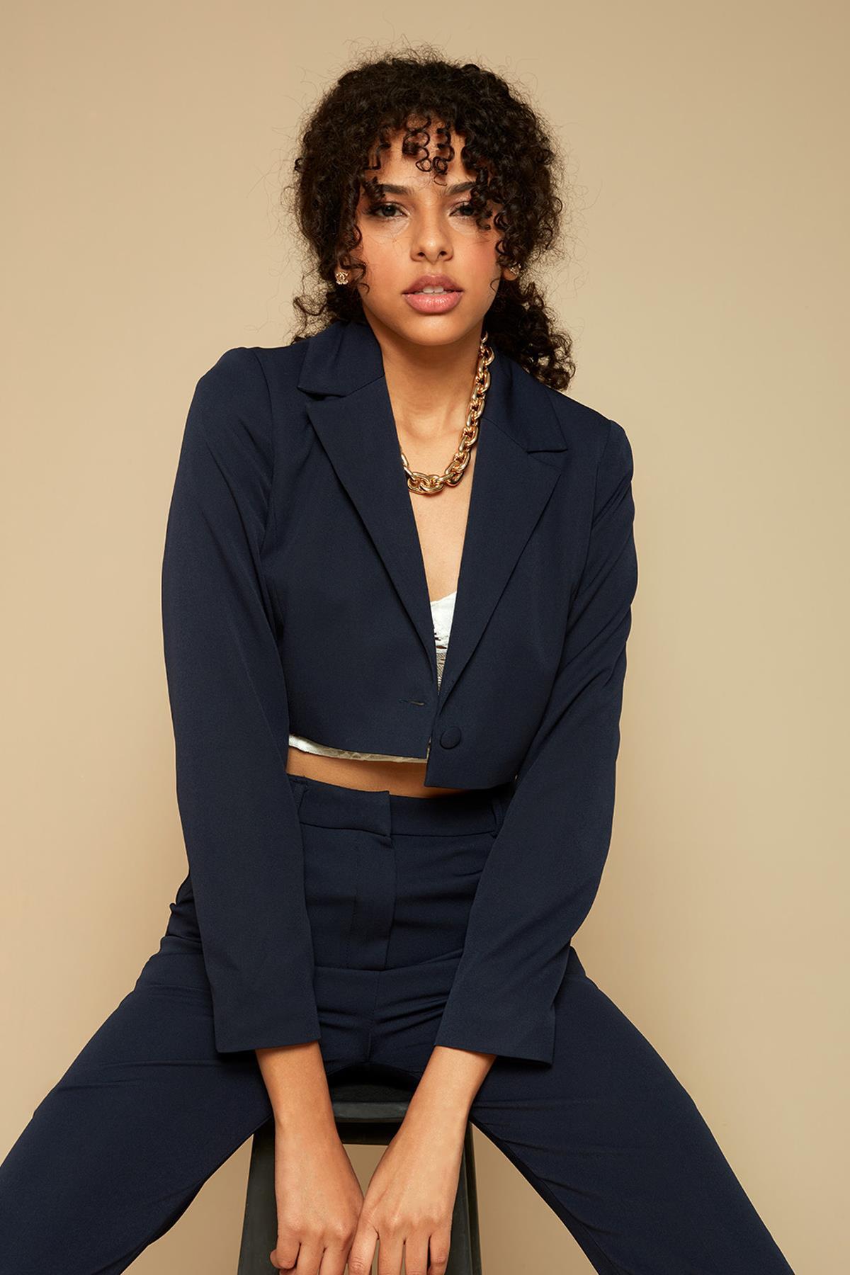 Kadın Tek Düğme Kapamalı Crop Blazer Ceket · 25