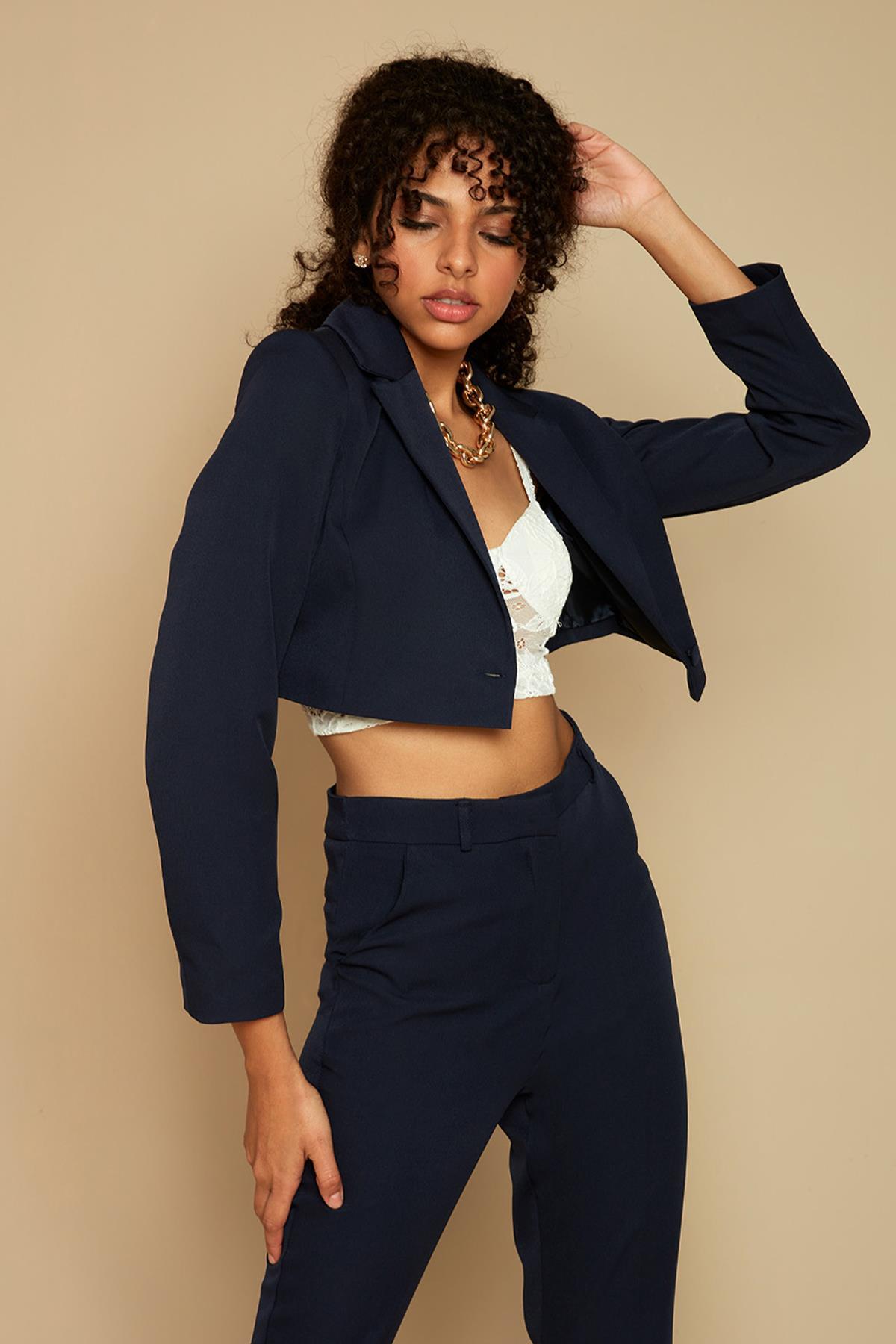 Kadın Tek Düğme Kapamalı Crop Blazer Ceket · 239