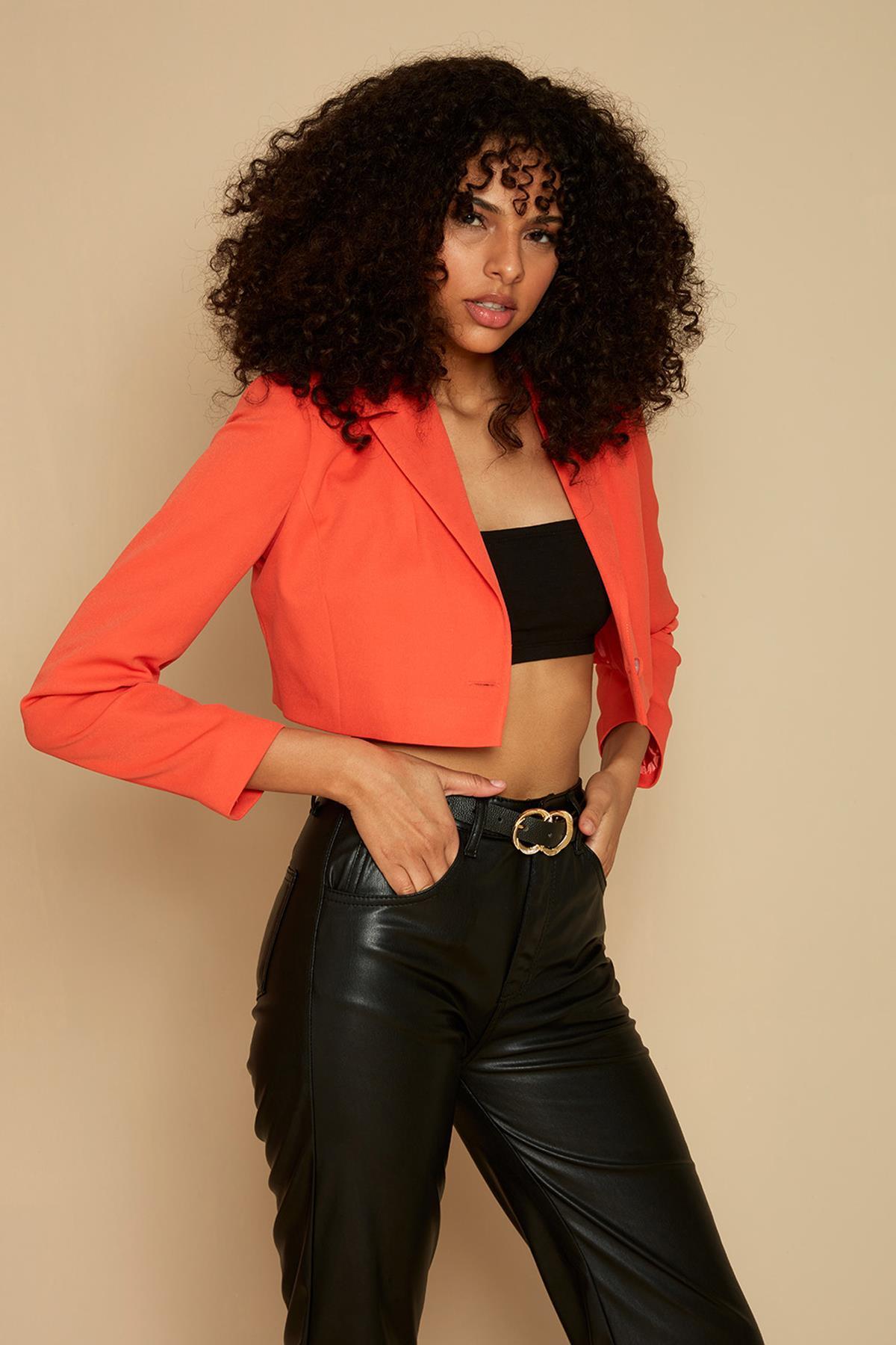 Kadın Tek Düğme Kapamalı Crop Blazer Ceket · 121