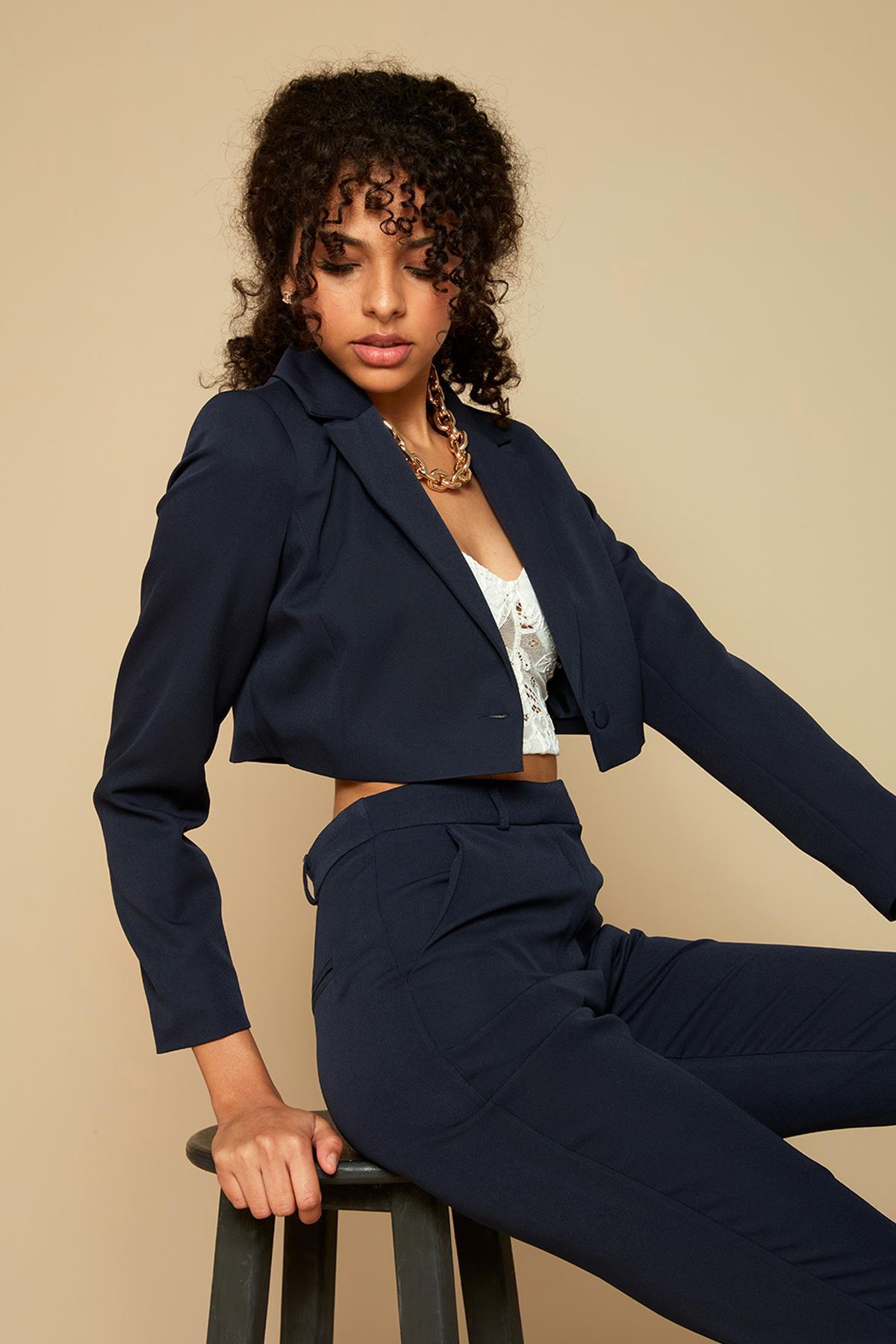 Kadın Tek Düğme Kapamalı Crop Blazer Ceket · 99