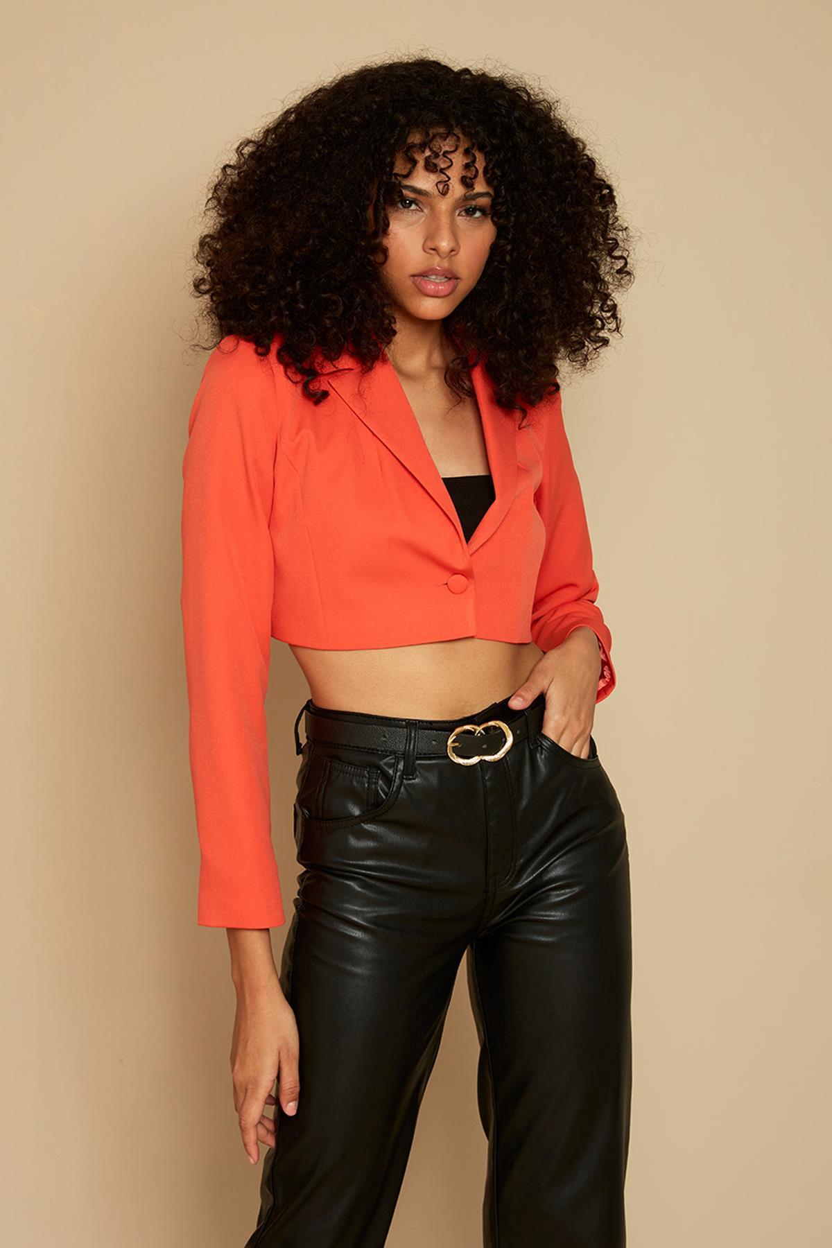 Kadın Tek Düğme Kapamalı Crop Blazer Ceket · 202
