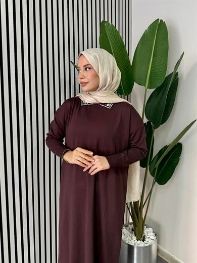 Yakası Taşlı Triko Elbise - Kahverengi