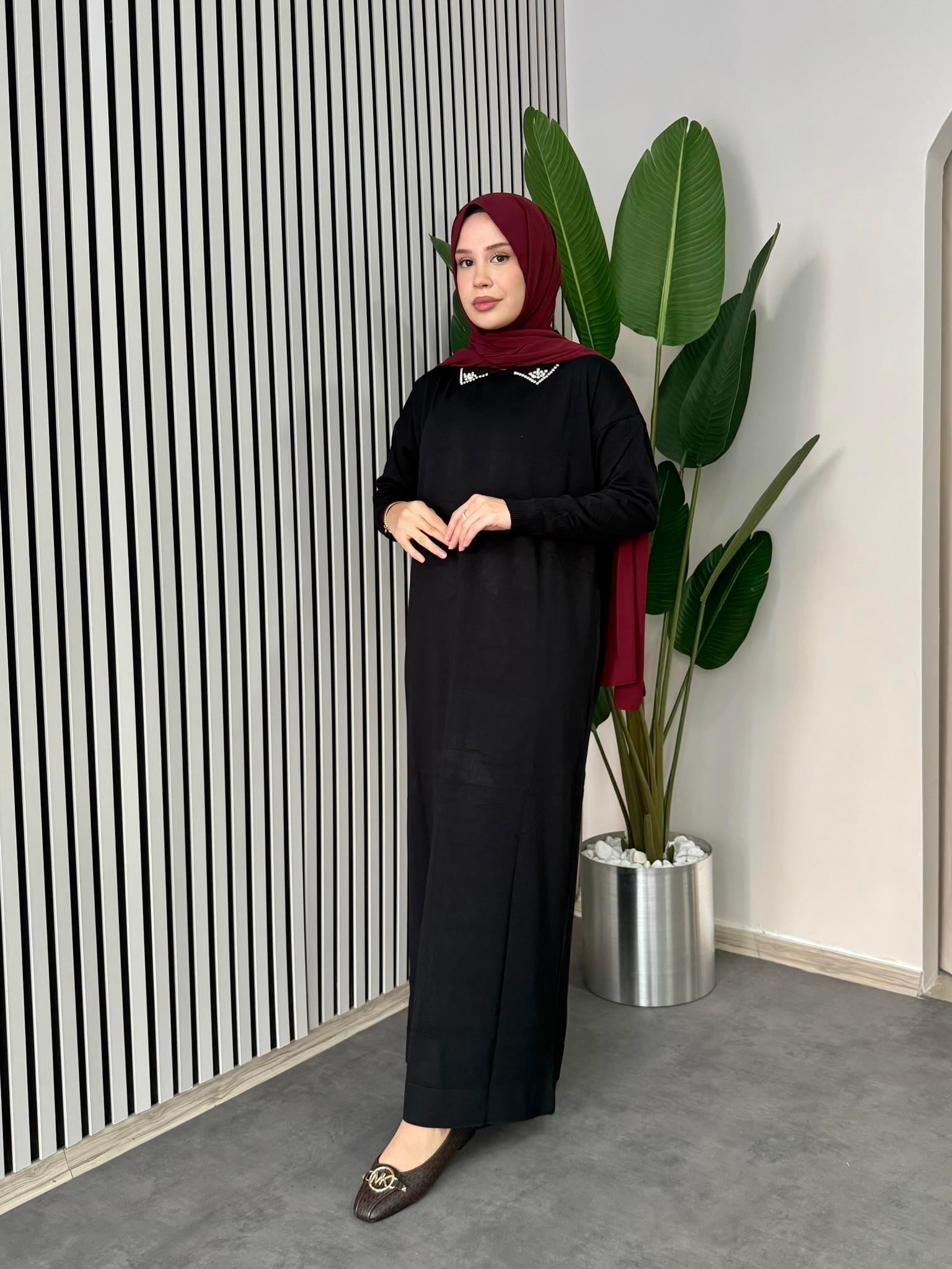 Yakası Taşlı Triko Elbise - Siyah