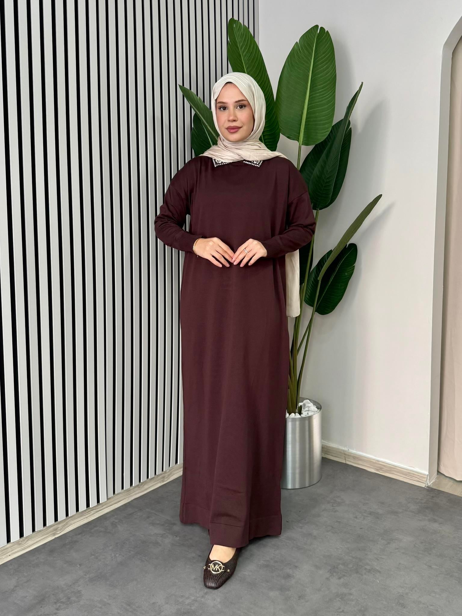 Yakası Taşlı Triko Elbise - Kahverengi