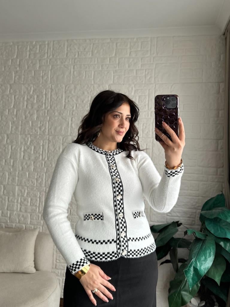 Beyaz Üzeri Siyah Dama Desenli Yumoş Hırka Beyaz