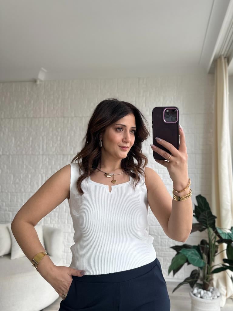 Beyaz  V Yaka Detaylı Fitilli Full Likralı Bluz