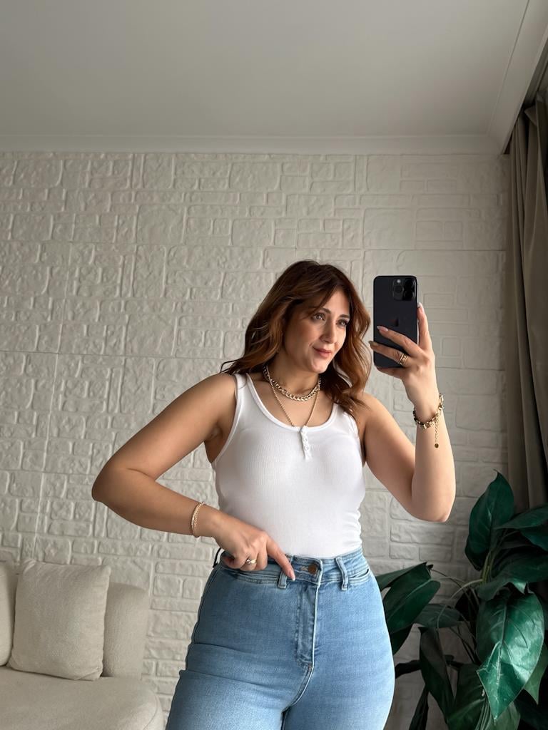 Dilvin Önü Düğmeli Askılı Crop Top Beyaz