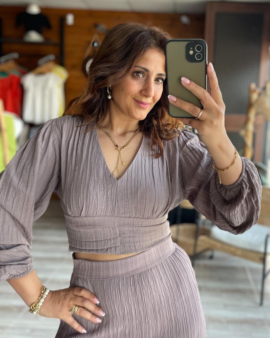 DRAPE DETAYLI GOFRE KETEN KUMAŞ BLUZ KOYU VİZON