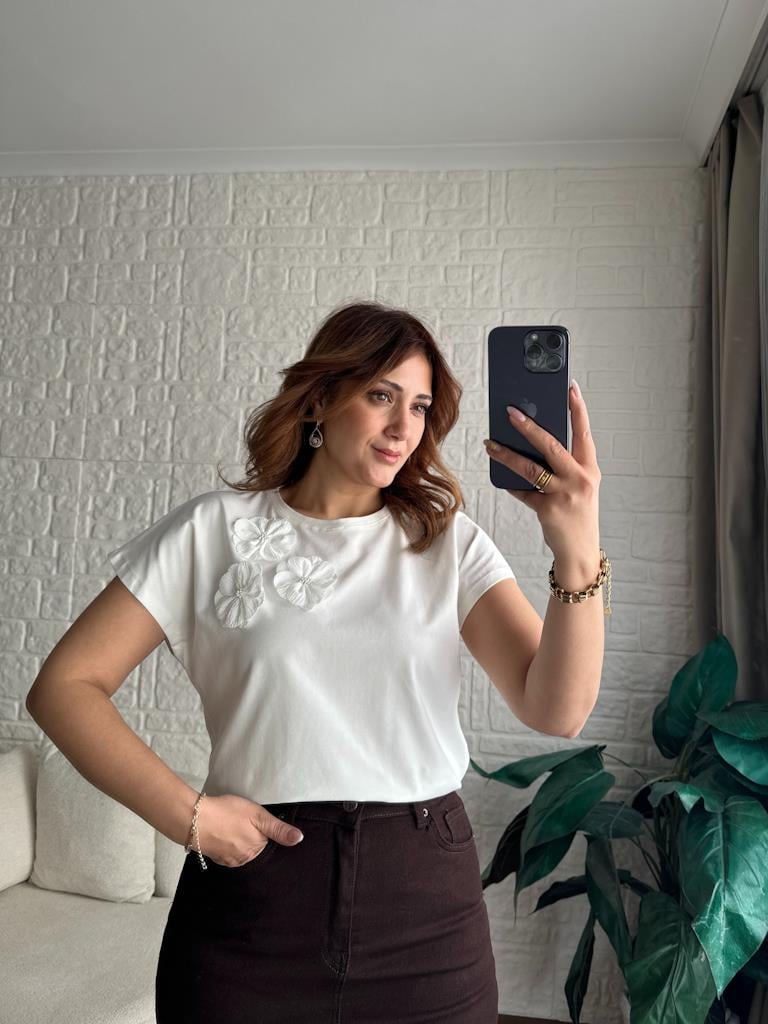 Ekru Premium Yaka 3 boyutlu Çiçek Detay Bluz