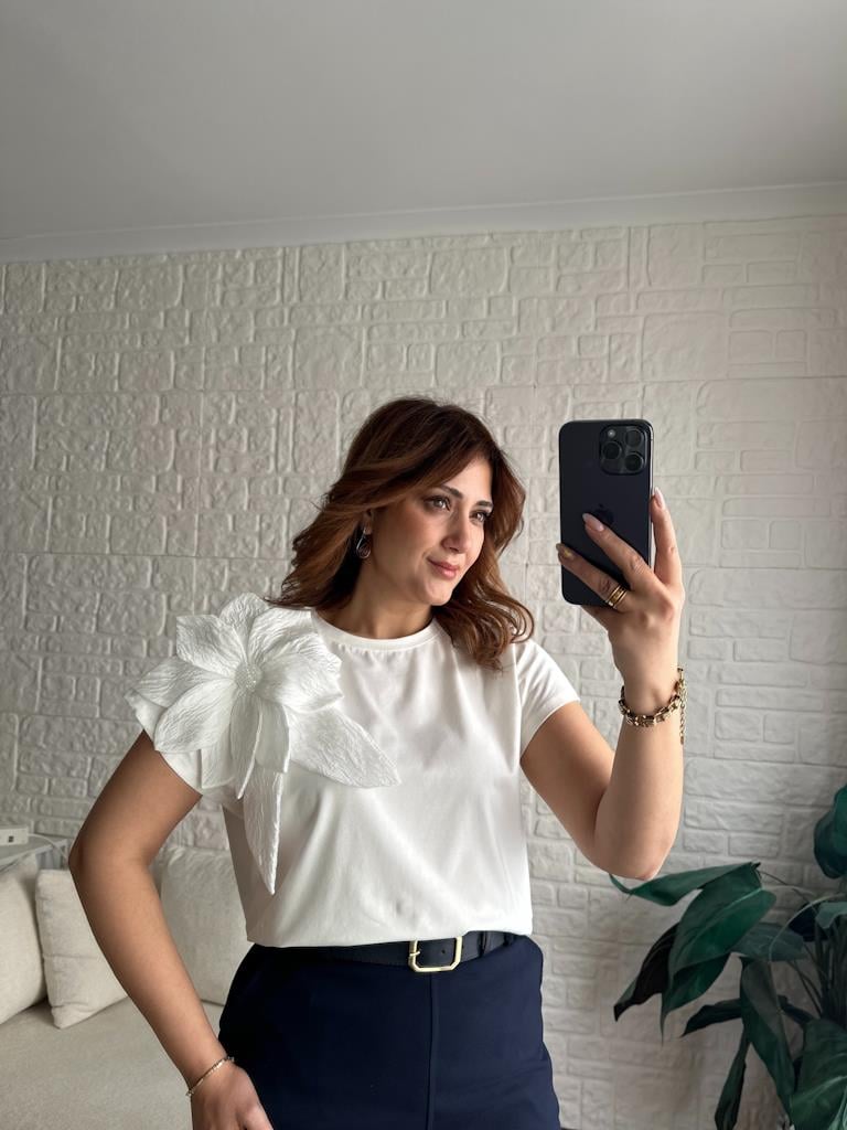Ekru Yaka Büyük Çiçek Detay Premium Bluz
