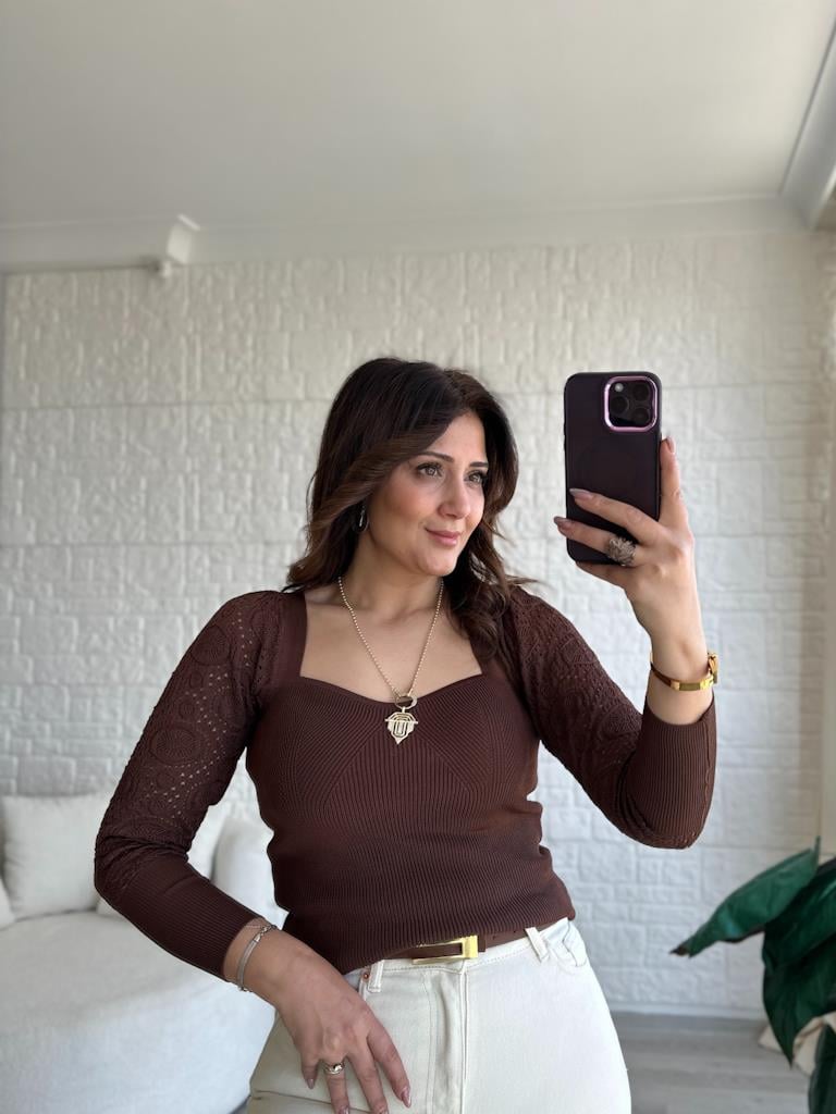 Kahverengi  Kolu Ajurlu Kalp Yaka Triko Bluz