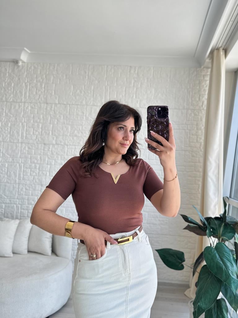 Kahverengi Modal Kumaş V Metal Detaylı Kısa Kol Bluz