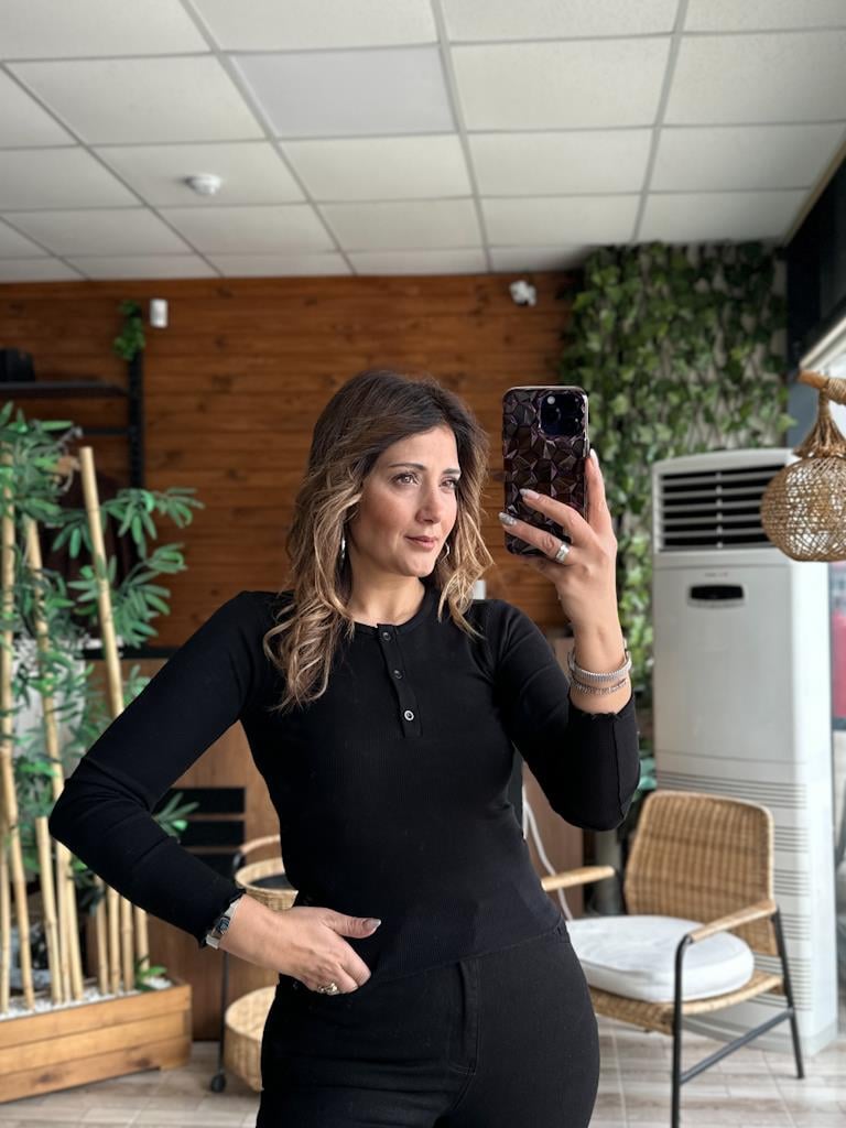 Karol Kaşkorse Önü Düğmeli Bluz Siyah