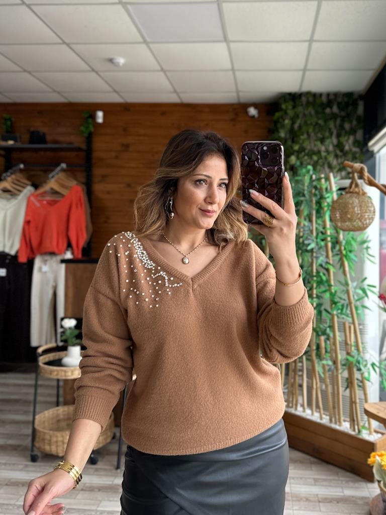 Koyu Camel Arka Ön V Yaka İnci Detaylı Yumoş Triko Kazak