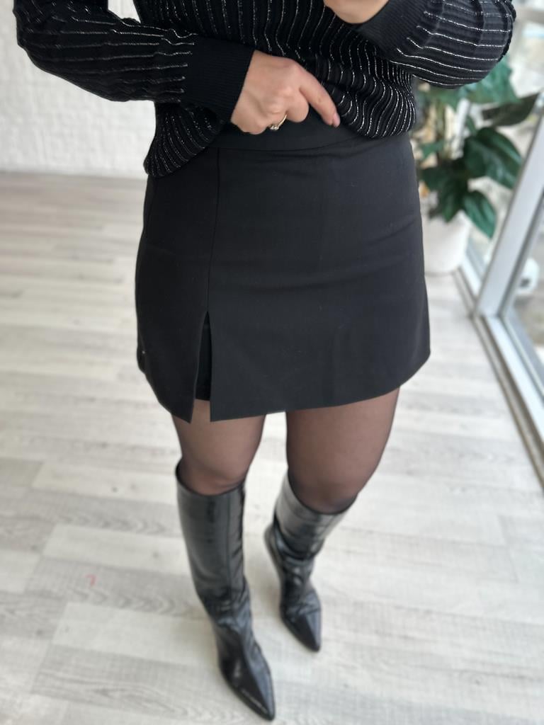 Marka Model Yırtmaç Detay Şort Etek Siyah