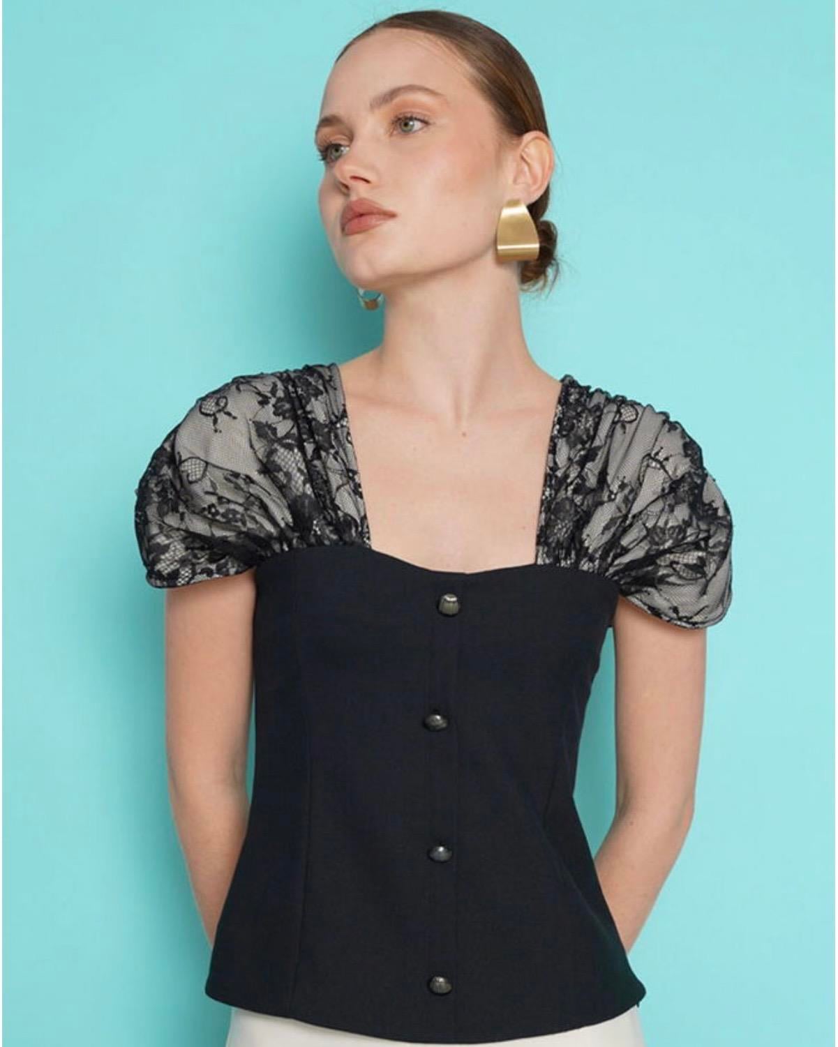 Omuz Dantel Detaylı Kayık Yaka Düğmeli Bluz