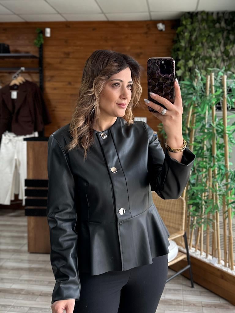 Ön Pat Düğmeli Etek Ucu Volanlı Deri Bluz