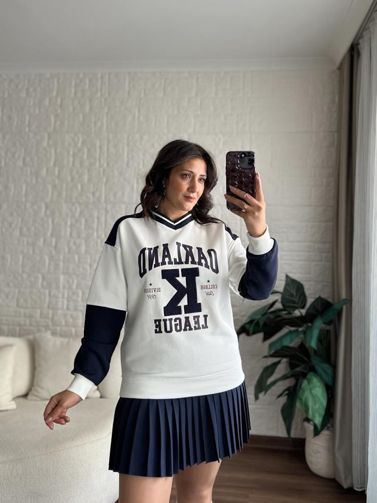 Önü Nakış İşleme V Yaka Ekru Lacivert Yazı Bakılı İki İplik Sweatshirt Ekru