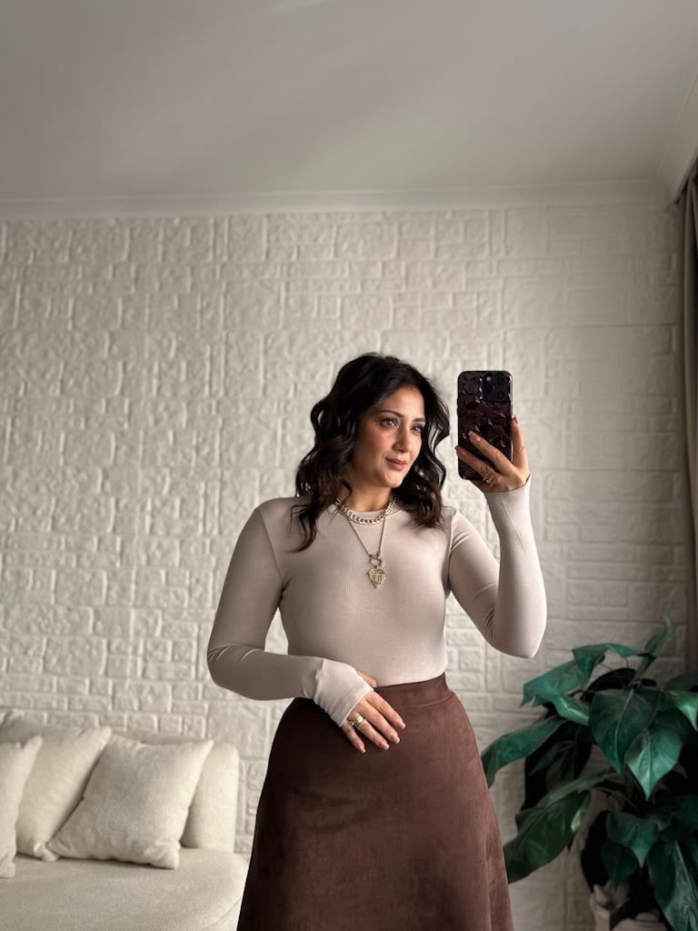 Orjinal Marka Bisiklet Yaka Parmak Geçme Detaylı Bluz Bej