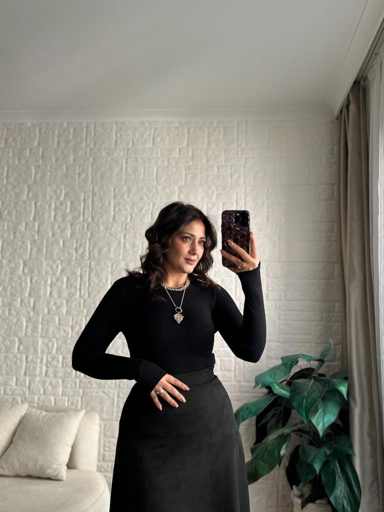 Orjinal Marka Bisiklet Yaka Parmak Geçme Detaylı Bluz Siyah