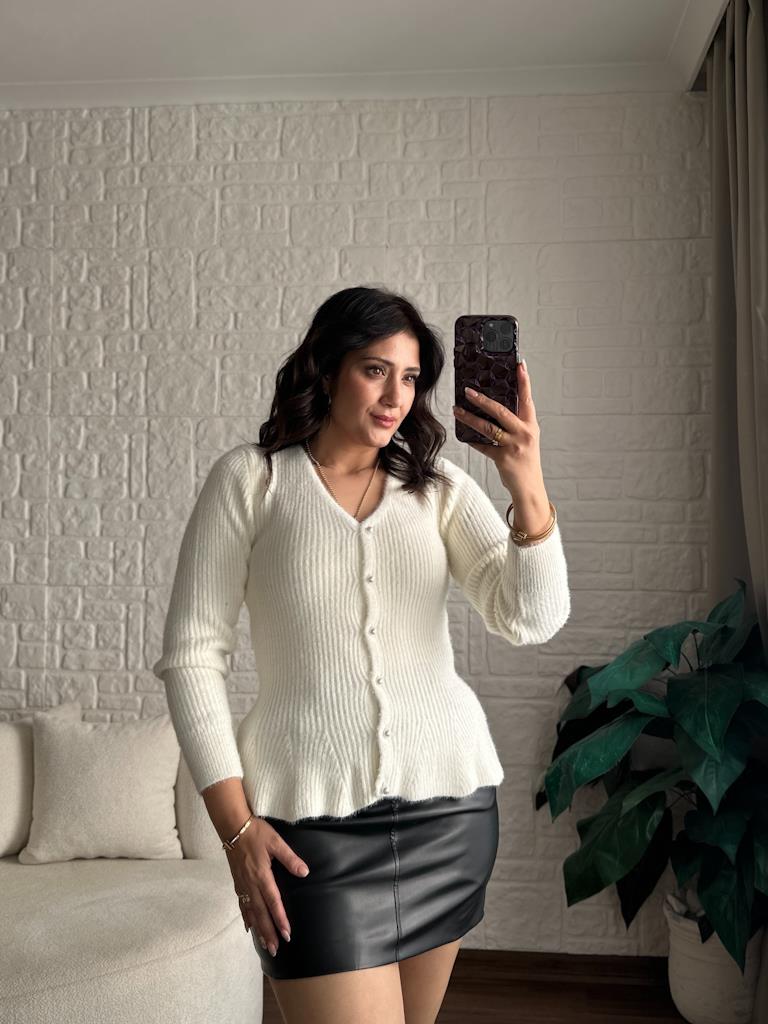 Premium İncili Düğmeli Volanlı Hırka Ekru