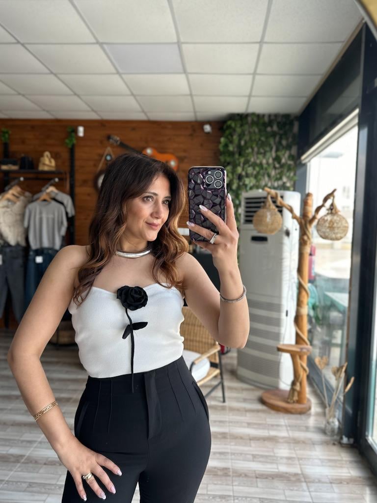 Şifon Gül Detay Beyaz Straplez Triko Bluz