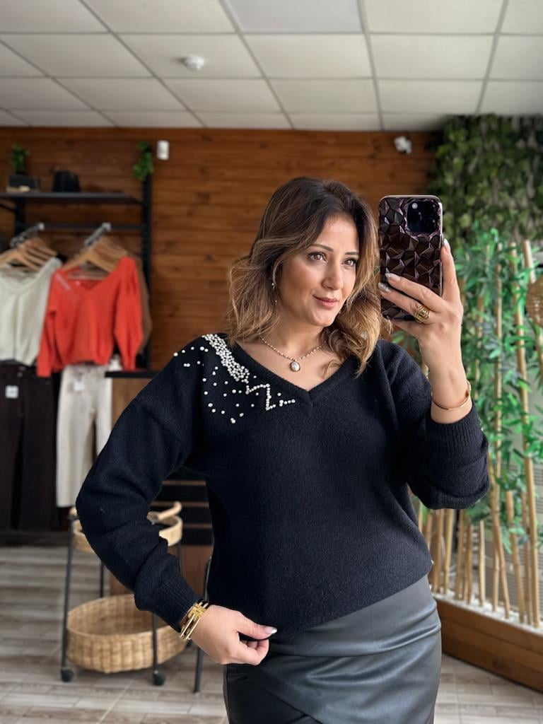 Siyah Arka Ön V Yaka İnci Detaylı Yumoş Triko Kazak