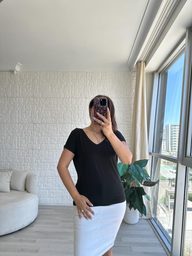 Siyah Arka Ön V Yaka Modal Penye Tişört