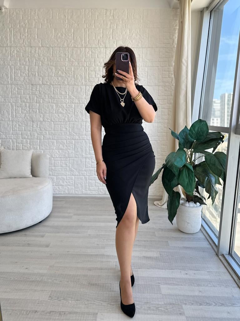 Siyah Omuz Drapeli Likralı Elbise