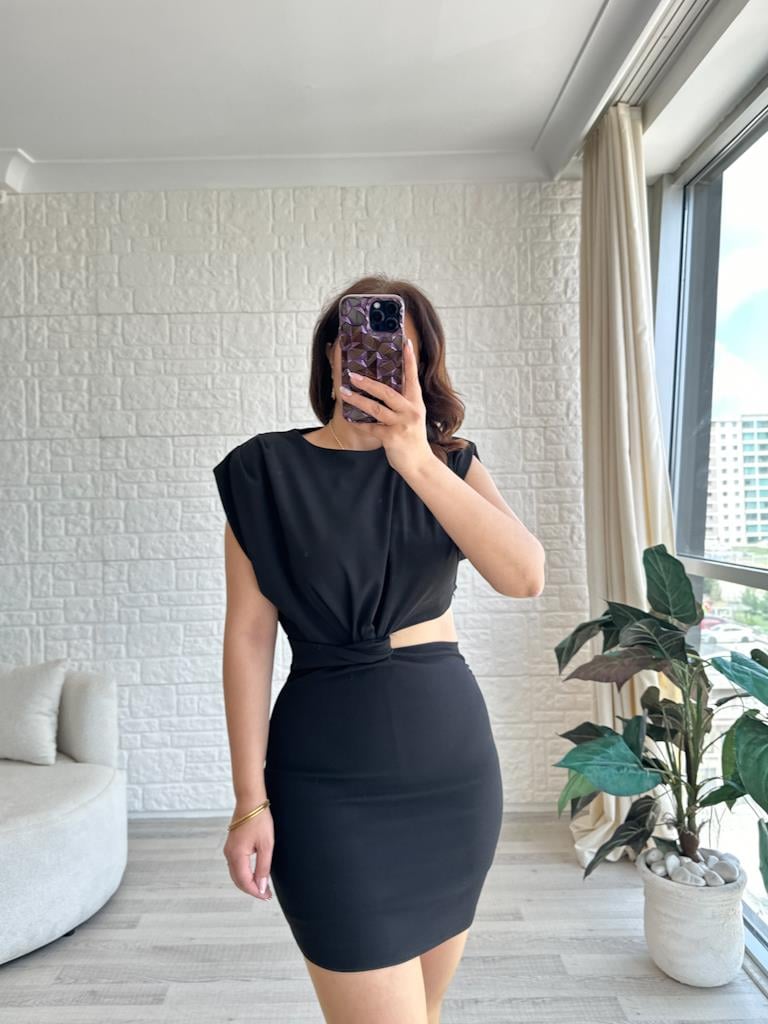 Siyah Omuz Vatkalı Bel Dekolteli Mini Elbise