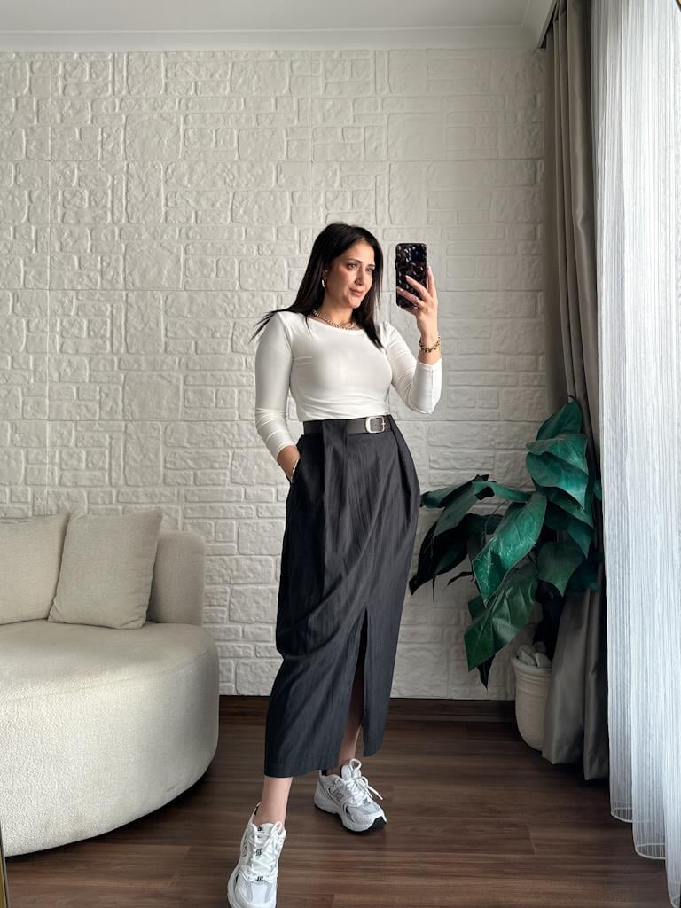 Siyah Ön Yırtmaçlı Kemer Detaylı Etek