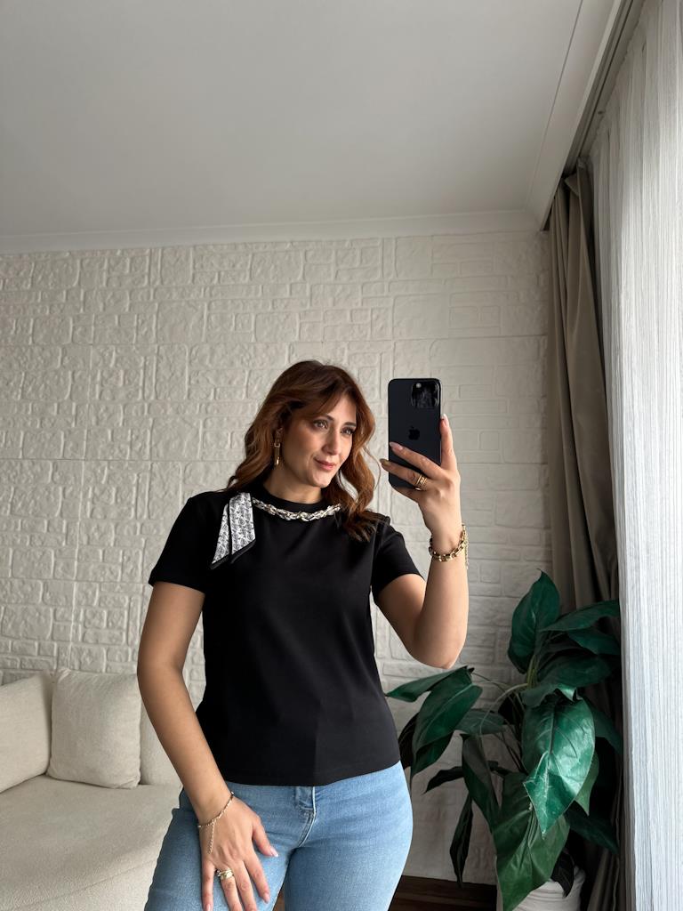 Siyah  Orjinal Marka Yaka Zincir Fularlı Bluz