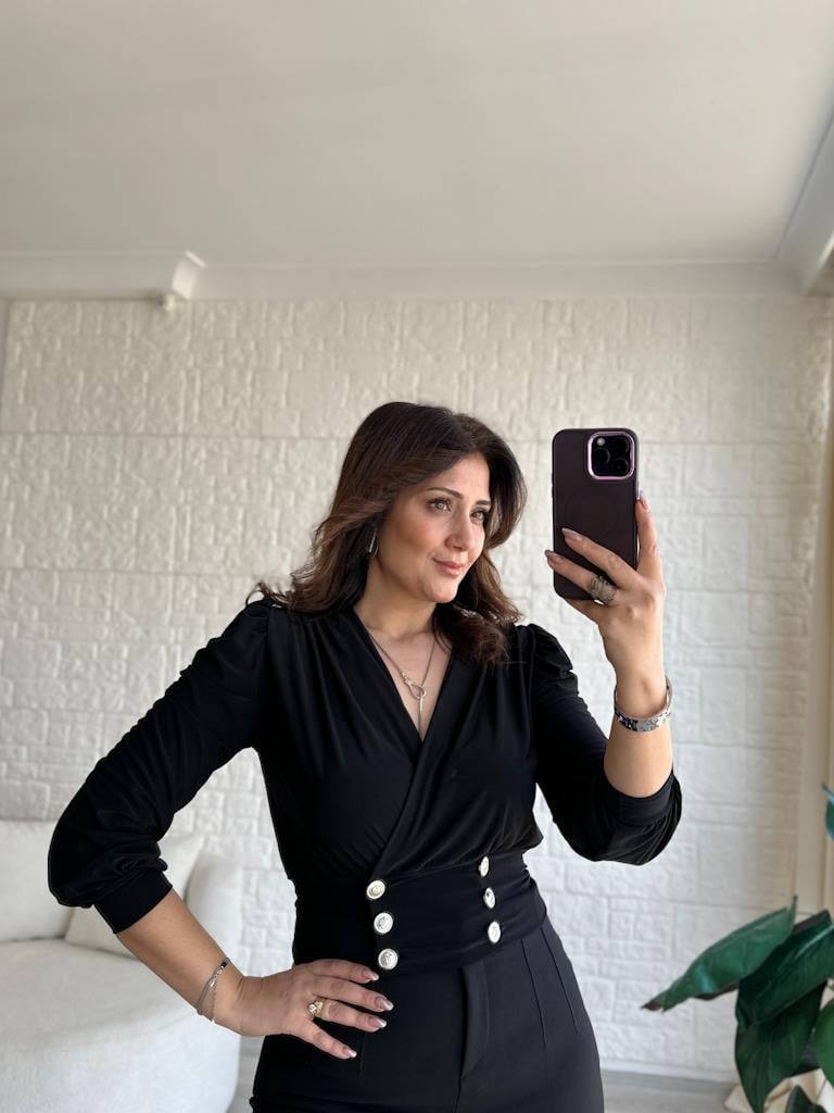 Siyah Sanddy Kumaş Kruvaze Yaka Düğmeli Kısa Bluz