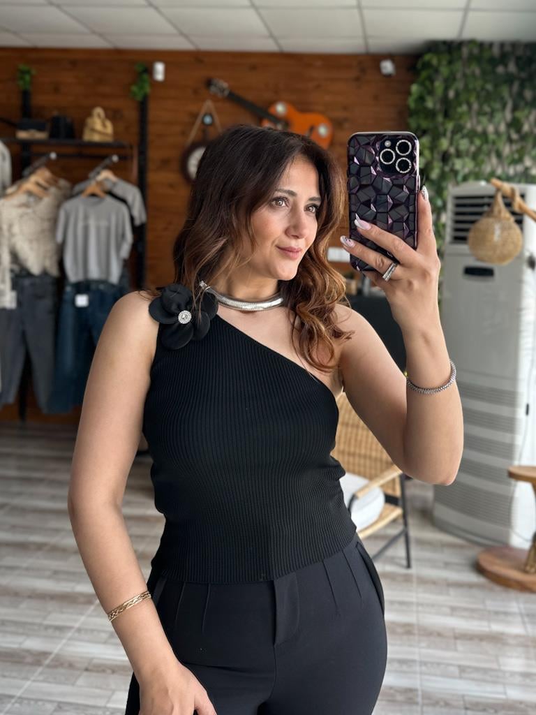 Siyah Tek Omuz Askılı Saten Çiçek Detay Bluz