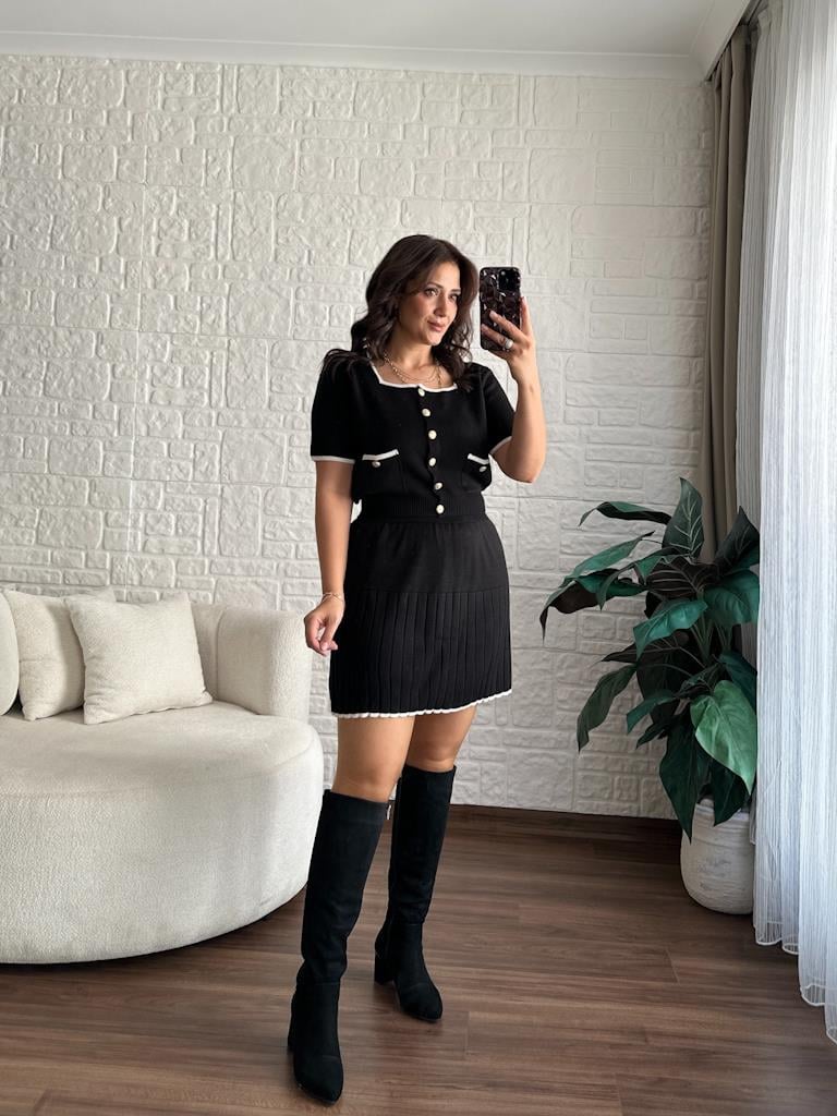 Siyah U Yaka Cepli Önü Düğmeli Triko Takım