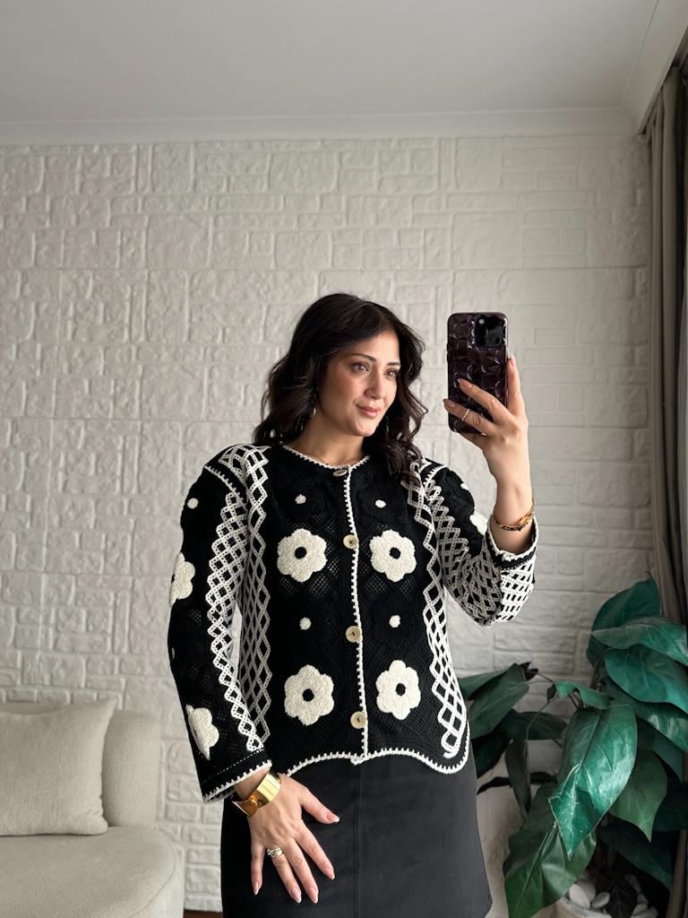 Siyah Üzeri Beyaz Panç Nakışlı Düğmeli Hırka