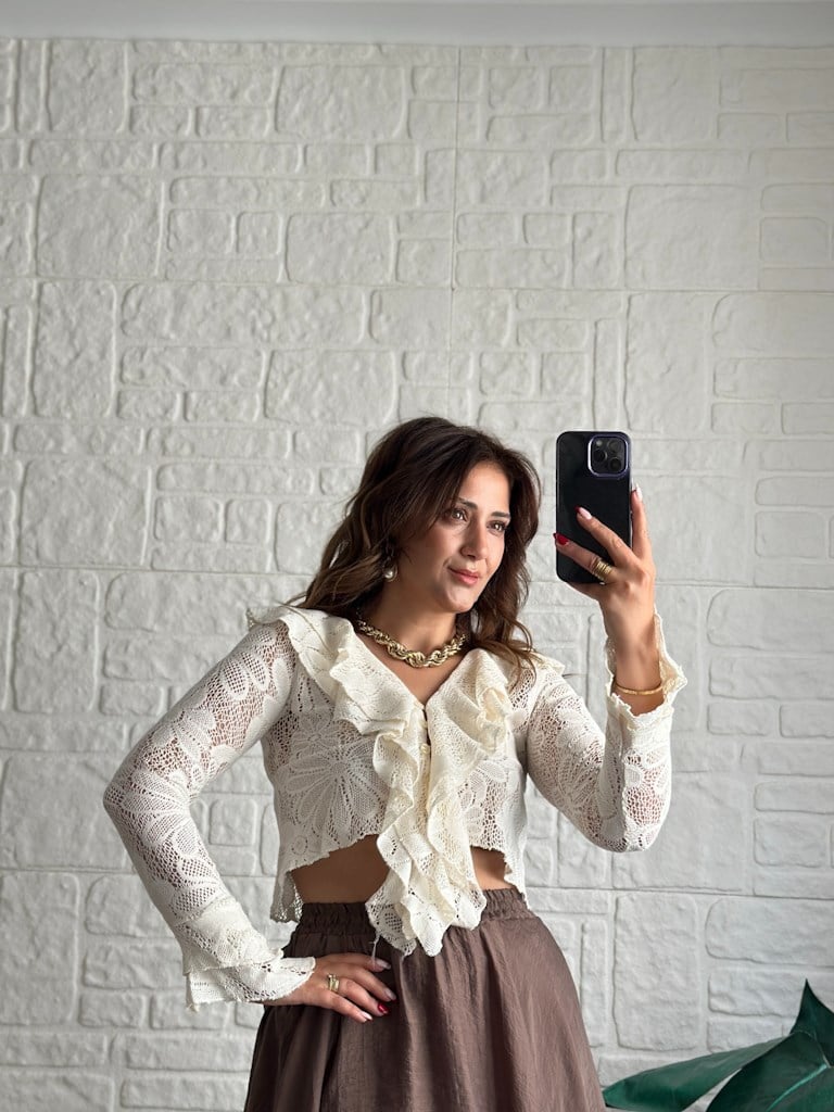 Taş Renk V Yaka Fırfırlı Vintage Model Bluz