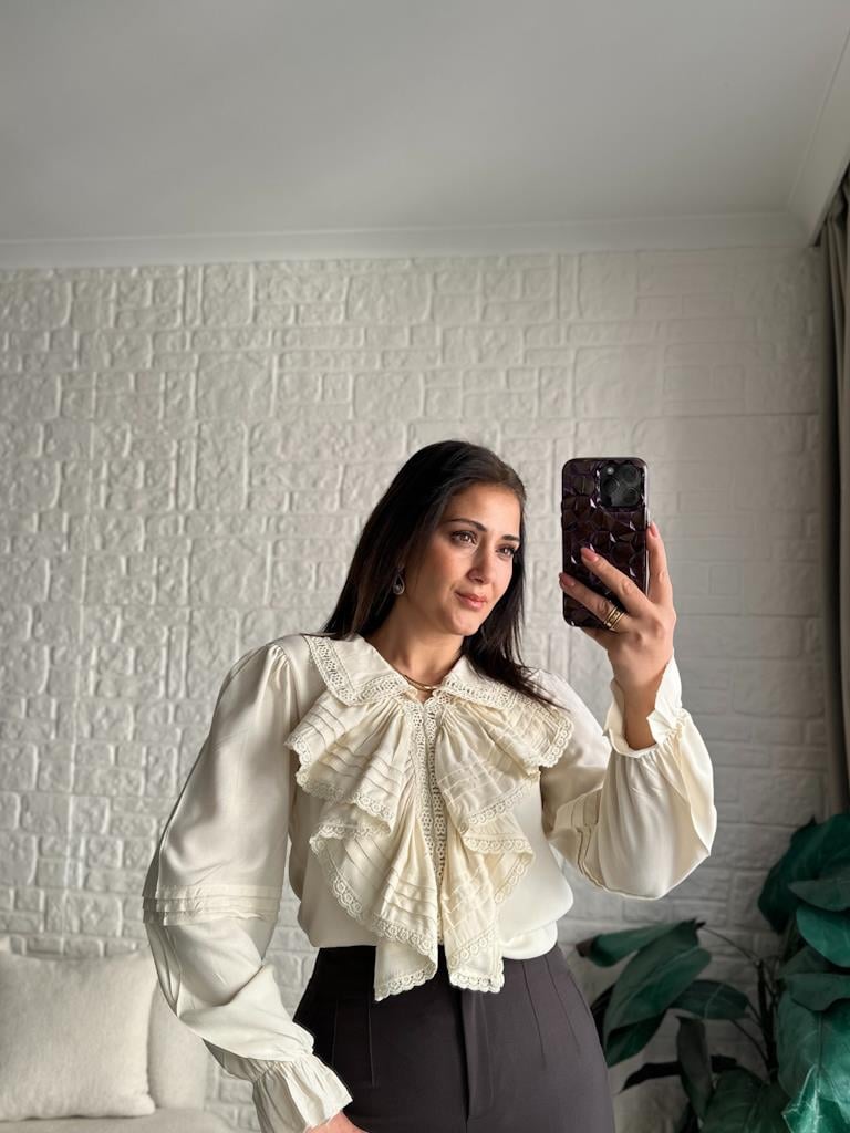 Tasarım Bej V Yaka Önü Volanlı Bluz 2096