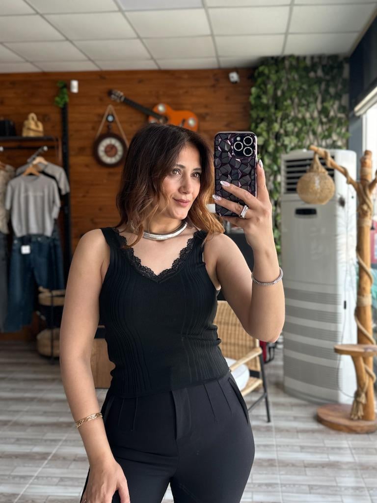 V Yaka Dantel Detay Triko Bluz Siyah