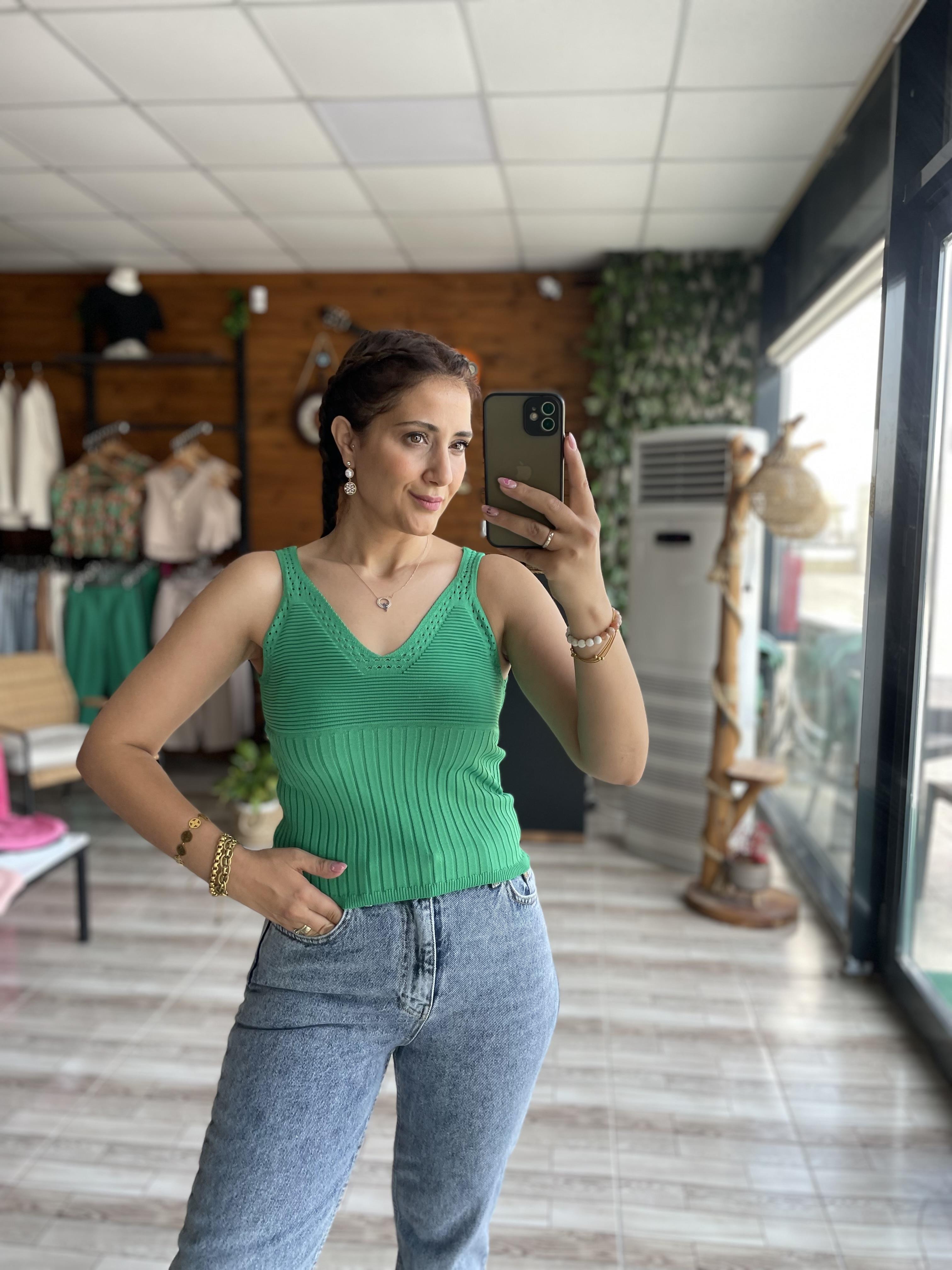 V Yaka Kalın Askılı Ajur Detaylı Triko Bluz Yeşil