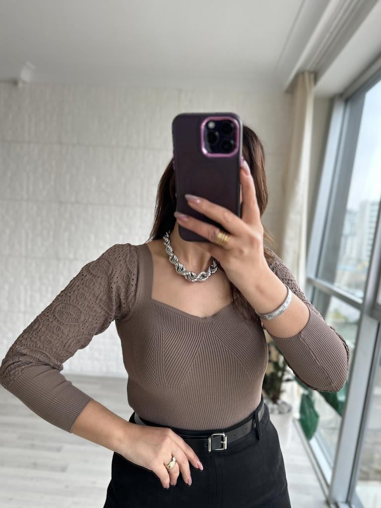 Vizon  Kolu Ajurlu Kalp Yaka Triko Bluz