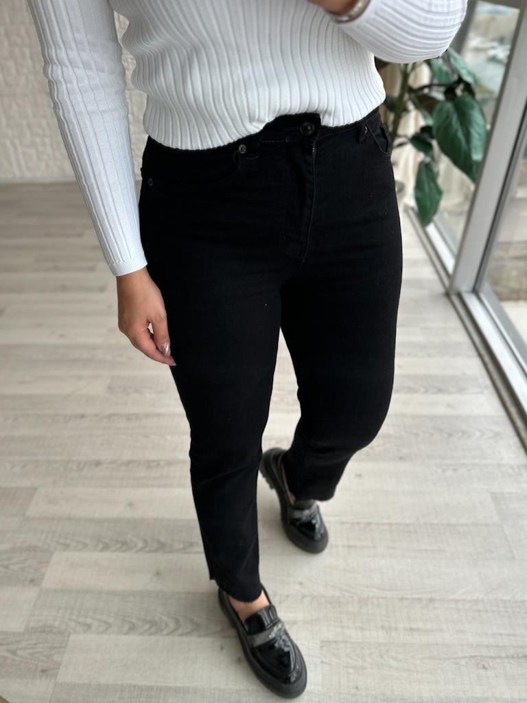 ZR Siyah Kesik Paça Mom Jean