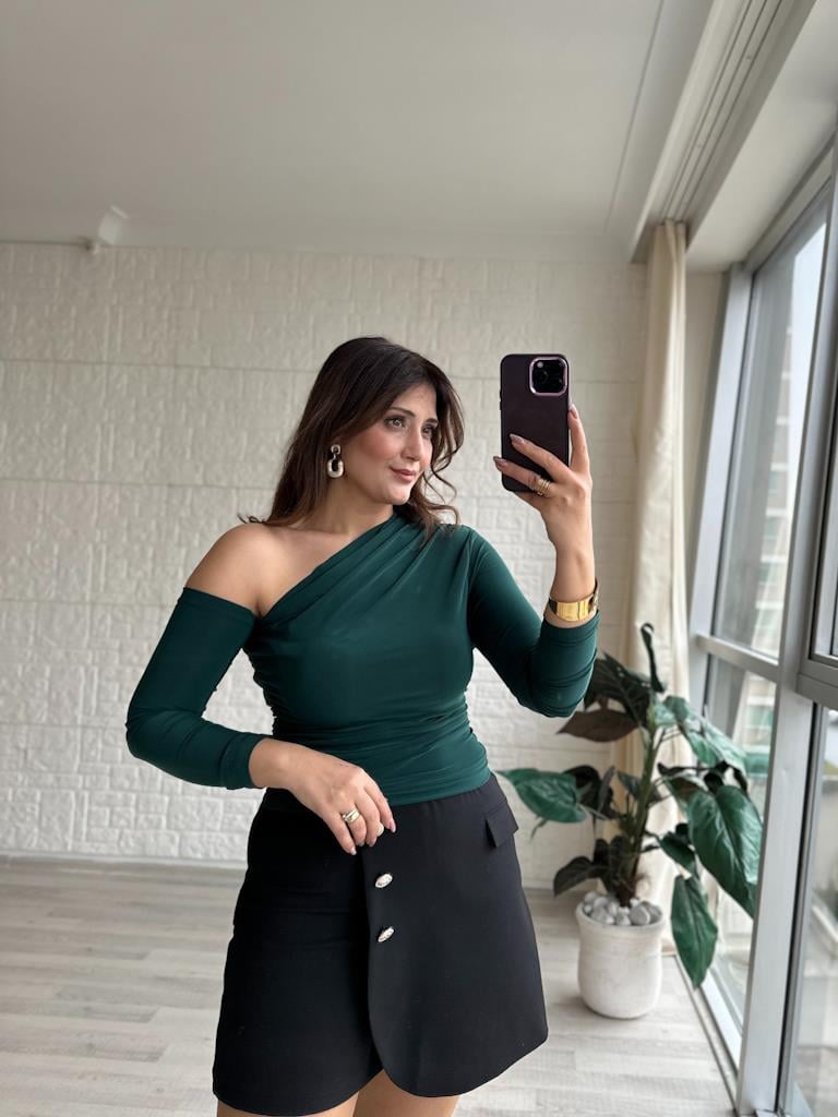 Zümrüt Yeşil Tek Omuz Büzgülü Sandyy Kumaş  Bluz