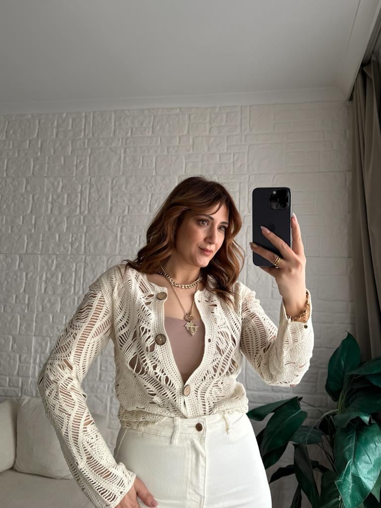 Ahşap Düğmeli Ajur Detaylı Hırka Bej