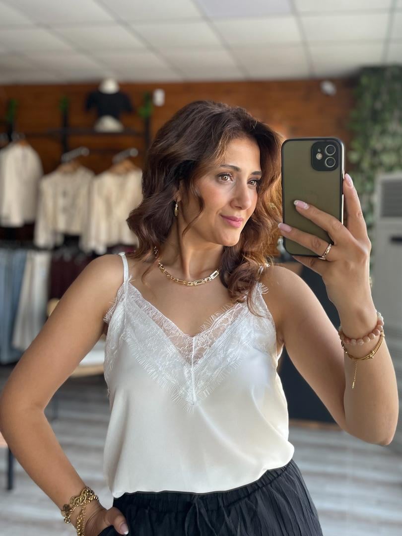 Askıları Ayarlanabilir V Yaka Dantel Detaylı Şifon Bluz Beyaz